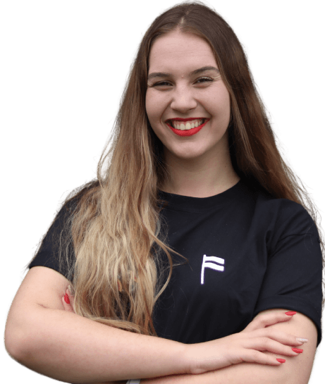 Foto de Caroline, do Time FEJERS 23, sorrindo e com os braços cruzados, vestindo a camiseta da FEJERS.